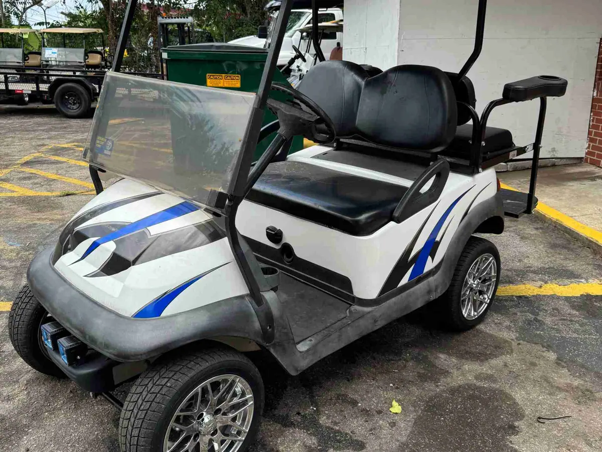 Used white electric 2007 Club Car Precedent golf cart for sale in Raleigh, NC