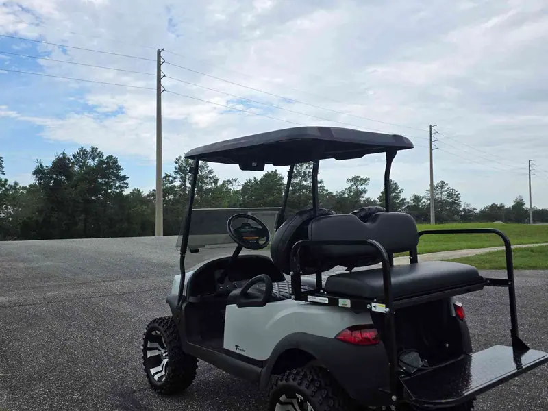 Used gray electric 2024 Club Car Tempo lifted golf cart for sale in Lecanto, FL — photo 3