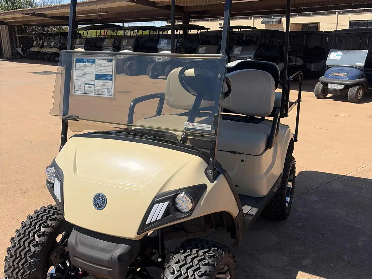 Used beige gas 2017 Yamaha Drive 2 lifted golf cart for sale in Wichita Falls, TX